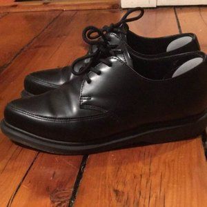 Dr. Martens Willis black leather shoes M7/W9